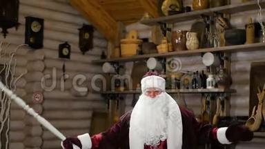 俄罗斯圣诞老人在演播室为人们庆祝新年假期
